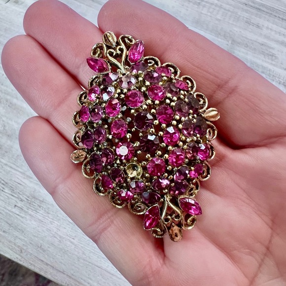 Vintage Style Fuchsia Purple Rhinestone Brooch and Clip On Earring Set Gold Tone - Picture 8 of 9